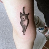 Tatuagem de perna de estilo de ponto pequeno do gato ambulante