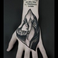 Pequeño estilo dotwork pintado por Michele Zingales tatuaje de mano de cabeza de tiburón
