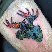 Kleiner Elch farbiges Tattoo  mit Bergfluss