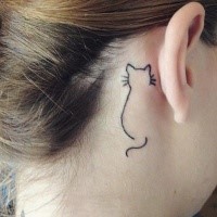 Pequeno para meninas estilo tinta preta gato em forma de tatuagem atrás da orelha
