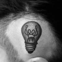 Kleines lustig aussehendes Kopf Tattoo mit Glühbirne
