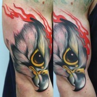 Kleines natürliches farbiges Bizeps Tattoo mit Adlerkopf und Flammen