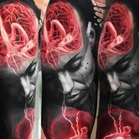 Klein natürlich aussehend Tattoo der Frau mit Hirn und Herz