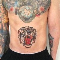 Kleines Oldschool farbiges Bauch Tattoo mit Löwenkopf