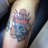 Small old school style colored skull with skateboard