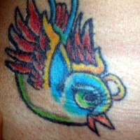 Tatuaje pequeño del pájarito multicolor