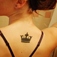 Tatuaje en la espalda, símbolo de corona negra