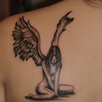 Tatuaje  de ángel triste  delgada en el hombro