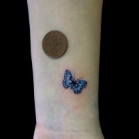 Tatuaje en la muñeca, mariposa bonita de color azul claro