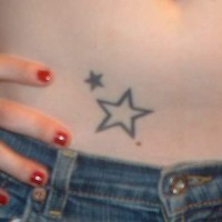 Kleine Sterne Tattoo am Bauch