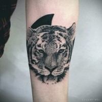 Kleines im Punktierung Stil schwarzes Tiger Tattoo am Unterarm