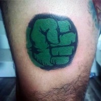 Kleines ungewöhnliches farbiges Hulks Emblem Tattoo am Bein