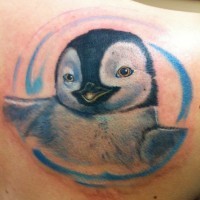 Tatuaje en el hombro,
pingüino pequeño sonrientre