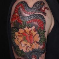 Schlange und große Blume Tattoo in Farbe am Arm