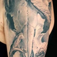 serpente e cranio di animale tatuaggio avambraccio