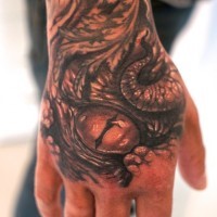 Tatuaggio sulla mano il nido dei serpenti con gli uova di serpenti