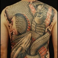 Schlange mit Kopf des Samurais Tattoo am Rücken