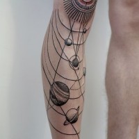 bel tema spaziale  disegno sistema solare tatuaggio pieno di gamba