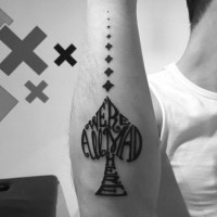 Pik förmiges schwarzes Tattoo am Unterarm mit Diamantsymbolen