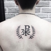 Spezielles religiöses Symbol des Chi Rho Christus Monogramm im Lorbeerkranz Tattoo am oberen Rücken