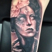 Spektakuläres schwarzes und graues erstaunlich aussehendes Porträt der Frau Tattoo am Arm