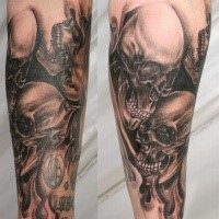 Spektakuläres schwarzes und graues Unterarm Tattoo mit menschlichem Skeletts Paar