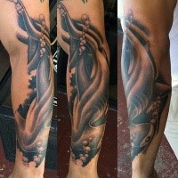 Spektakuläres schwarzweißes Ärmel Tattoo von Hammerhai