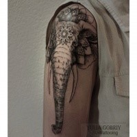 Spektakuläres schwarzes Schulter Tattoo mit mystischem Elefantenkopf