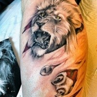 Spektakuläres farbiges Bein Tattoo mit zerrissenet Haut und Löwen