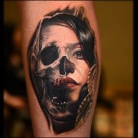 Spektakuläres farbiges Bein Tattoo der Frau mit dem Schädel