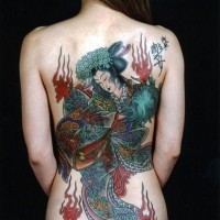 Spektakuläres farbiges massives detailliertes Tattoo mit  asiatischer tanzender Geisha am ganzen Rücken mit Flamme und Beschriftung