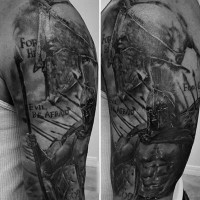 Spektakulärer detaillierter schwarzweißer spartanischer Krieger Tattoo an der Schulter mit Schriftzug