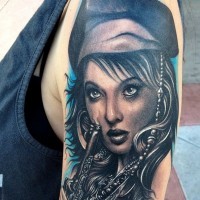 Tatuaje en el brazo,
 mujer pirata seductora con pistola, dibujo detallado