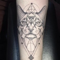 Tatuagem de antebraço estilo ponto espetacular de gato místico com ornamentos geométricos