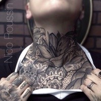 Spektakuläres im Gravur Stil ganze Brust Tattoo mit der schönen Blume