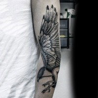 Spektakuläres Gravur Tattoo  am halben Ärmel mit fliegendem Adler