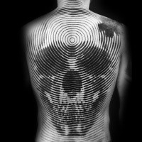 Spektakuläres im Linienwerk Stil Tattoo am ganzen Rücken mit dem Schädel