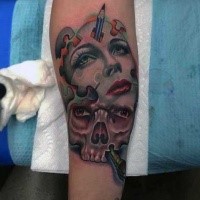 Spektakulär aussehendes farbiges im abstrakten Stil Unterarm Tattoo mit Maske der Frau und Schädel