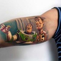 Spektakulär aussehendes farbiges Bizeps Tattoo mit Helden aus Toy Story Cartoon