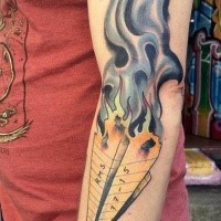 Spektakulär aussehender  Papier brennender Flugzeug gefärbtes Tattoo am Ärmel mit Schriftzug