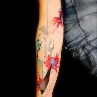 Spektakuläres mehrfarbiges Unterarm Tattoo mit abstrakten Blumen