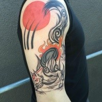 Spektakuläres mehrfarbiges Schulter Tattoo von fantastischem Fuchs mit roter Sonne
