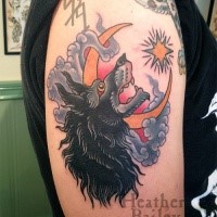 Spektakuläres Oldschool farbiges Schulter Tattoo von Wolf mit Mond und Wolken