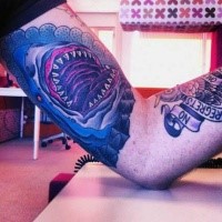 Spektakulär bemaltes und gefärbtes Bizeps Tattoo mit großem Hai