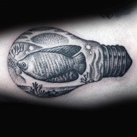 Spektakuläres im Punktierung Stil schwarzes Tattoo von Glühbirne mit Fisch