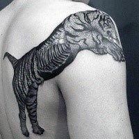 Spektakulärer Stil schwarzes Schulter Tattoo mit großem Tiger
