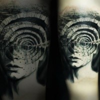 Spektakuläres im Surrealismus Stil schwarzes Unterarm Tattoo von menschlichem Gesicht mit mystischem Ornament