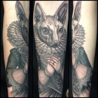 Sphynx Katze mit einer Halskrause und Renaissance-Kleid Tattoo von Maud Dardeau