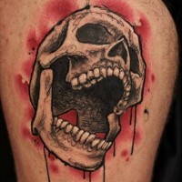 Tatuaje de cráneo con la boca abierta