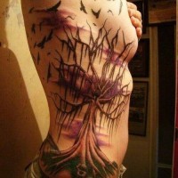 Tattoo mit unheimlichem totem Baum an Rippen